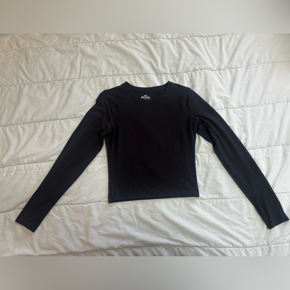 Hollister Classic Black Cropped Crew Neck Top